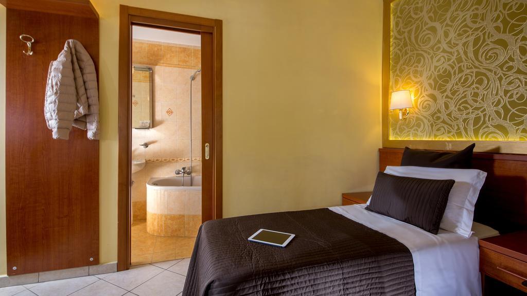 In Roma Vale&Hillary Colosseo B&B Rum bild