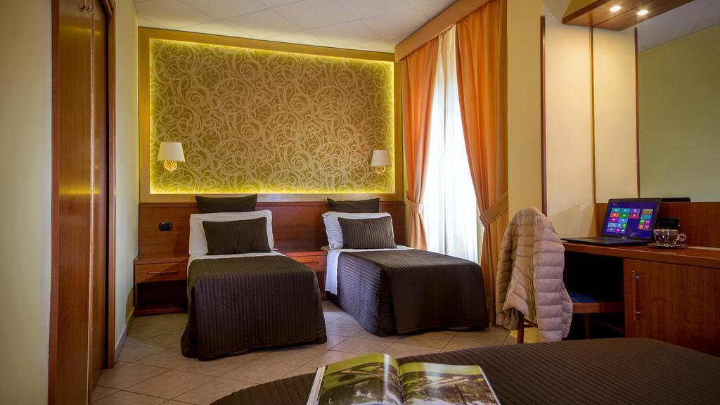 In Roma Vale&Hillary Colosseo B&B Rum bild